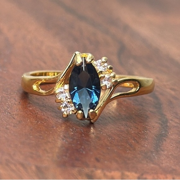 Jewelry - Vintage Gold & Blue Stone Ring